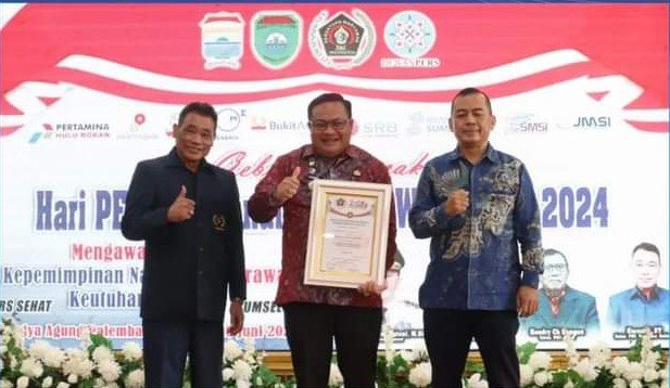Pj Wako Terima Penghargaan Sahabat Mitra PWI