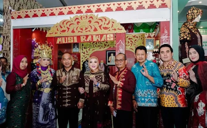 Bupati Bersama Ketua TP PKK Tampil Elegan Pada Malam Swarna Songket