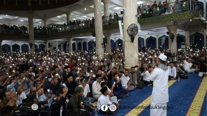 Puncak HUT KE-24 Kota, Ustadz Das’at Latif Ajak Warga Bersalawat Sekaligus Penyerahan Insentif 1.072 Guru Agama