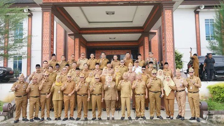 Lepas 57 ASN Purna Tugas, Bupati Ratna Machmud Beri Penghargaan Atas Dedikasi dan Loyalitas